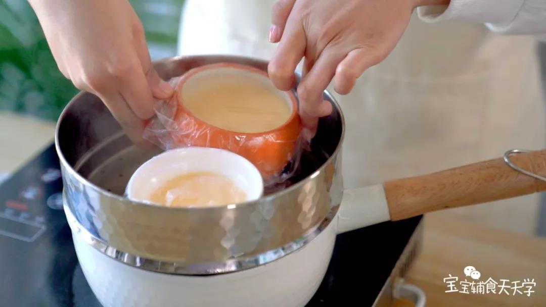 水开后，上锅中火蒸8分钟，至蛋液凝固