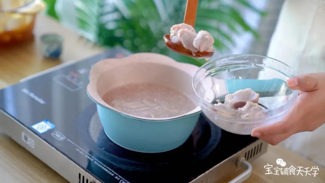 排骨冷水下锅，焯水洗净