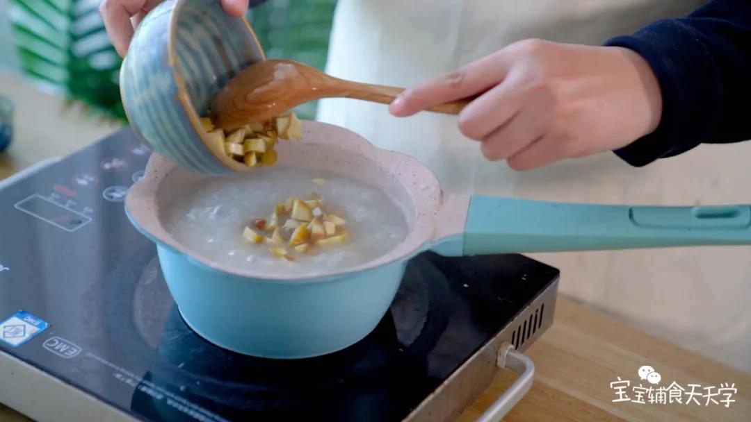 待七成熟时倒入排骨和板栗，煮至熟软