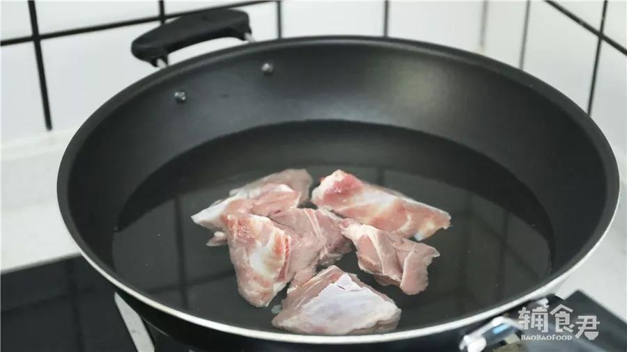 猪扇骨冷水下锅飞水，烧开后会有浮沫浮起，捞起猪扇骨后用清水冲洗干净