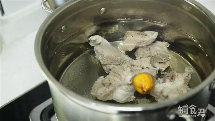 蜜枣（可选）、猪扇骨冷水下汤锅，烧开
