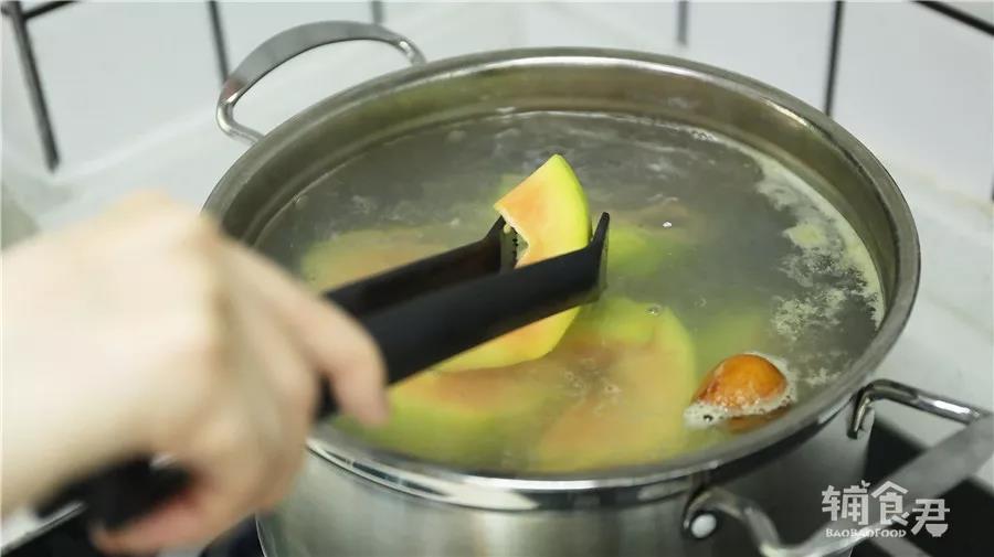 待沸腾后加入木瓜块