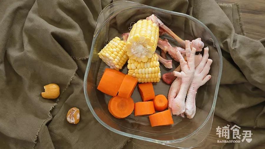 材料准备：​玉米500g，胡萝卜350g，鸡爪3-4只，鸡腿骨4根（鸡腿肉可以起出来做其他料理），蜜枣2个（可选）