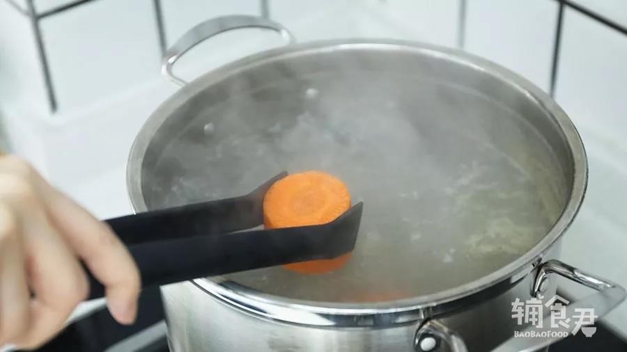 烧开后加入胡萝卜