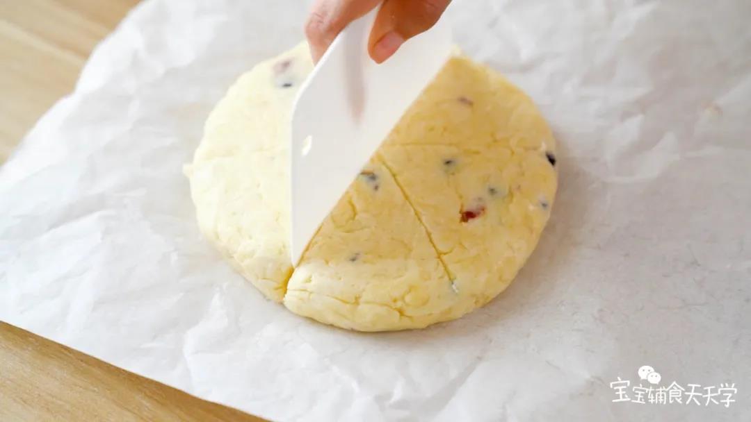 切成6小块，放到烤盘中