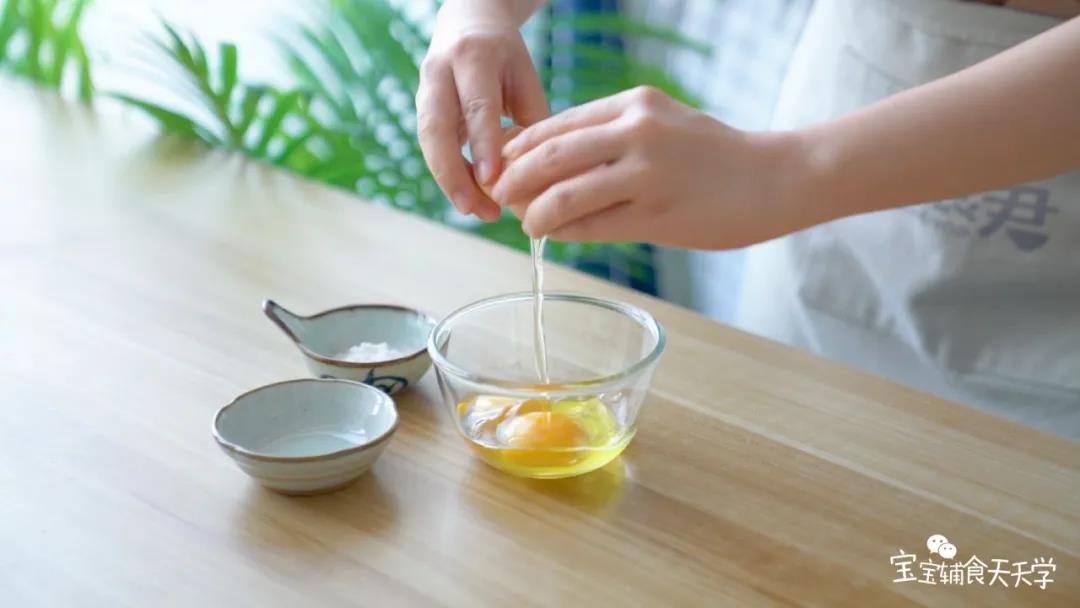 鸡蛋加入淀粉，混合均匀