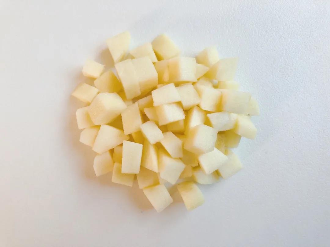 苹果洗净去皮去核切丁。