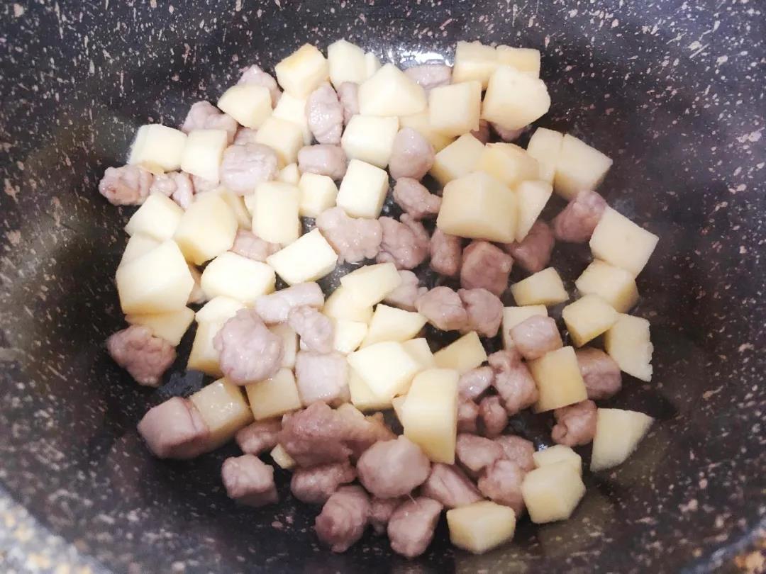 倒入苹果丁，翻炒一会儿。