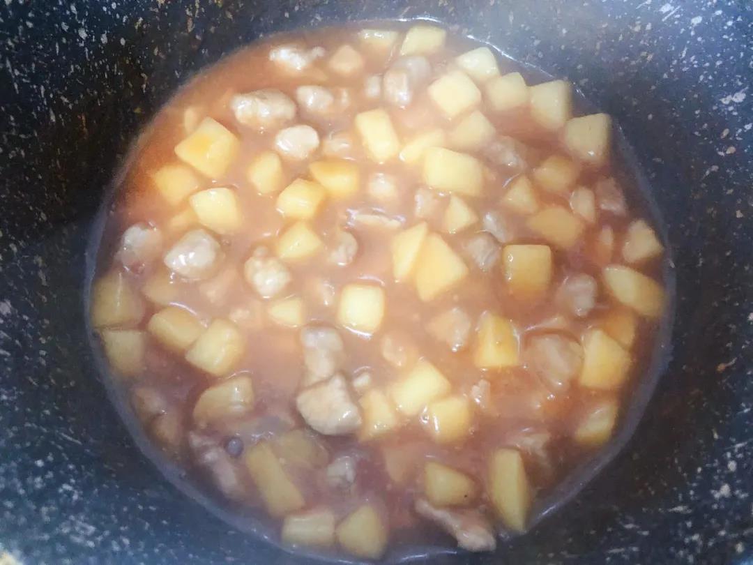 中小火焖煮至酱汁变少变浓稠。