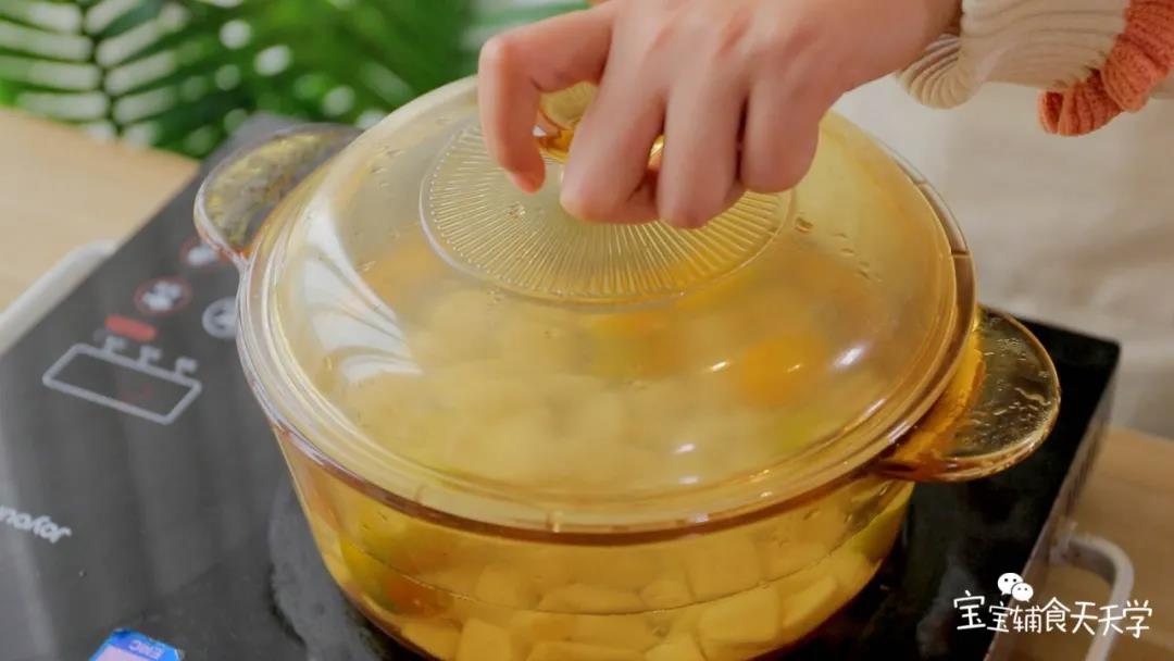 把梨和金桔放入锅中，煮开后煲半个小时