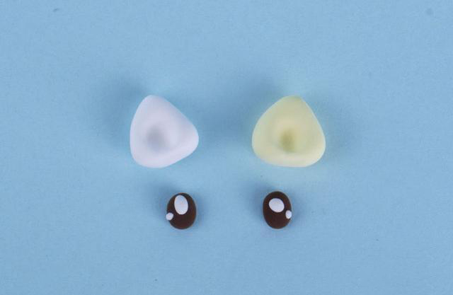 步骤1：首先我们用白色和淡黄色粘土做出小猫咪的耳朵，淡黄色粘土可以用黄色+白色混合而成。然后用黑白色粘土做出两只眼睛。