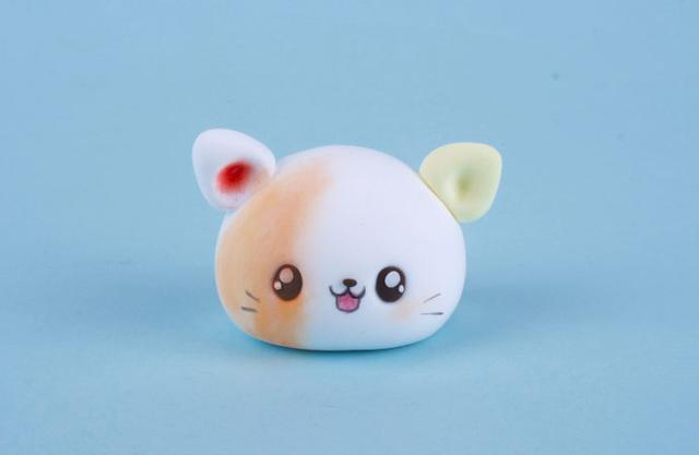 步骤3：用色粉涂一下白色耳朵的耳窝，然后一边脸颊上用橙色色粉涂一下。