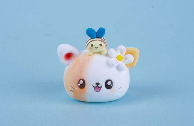 步骤5：把小蜜蜂和花朵粘在小猫咪的头顶。