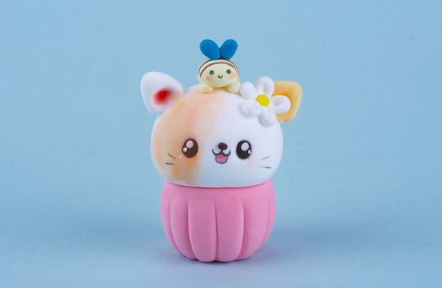 步骤7：把小猫咪的头放到纸杯上面。