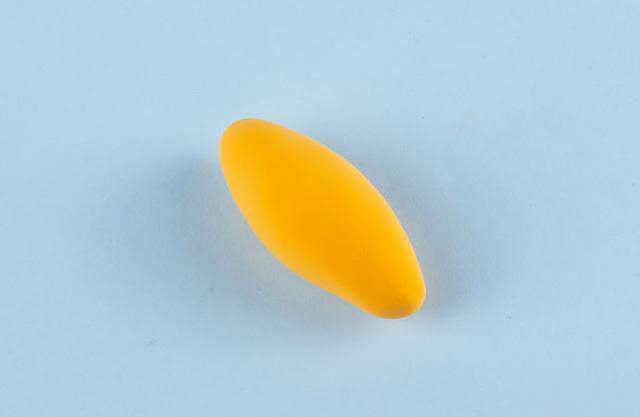 步骤1：我们先来做面包，用橙色粘土做一个梭形。