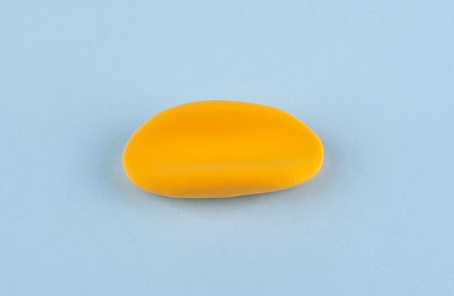 步骤2：然后用笔或者筷子等工具在中间压一下，压出上图的形状。