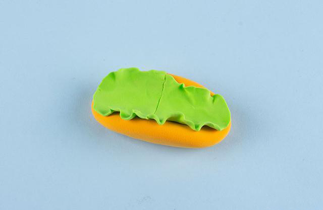 步骤4：把生菜粘到热狗面包上面。