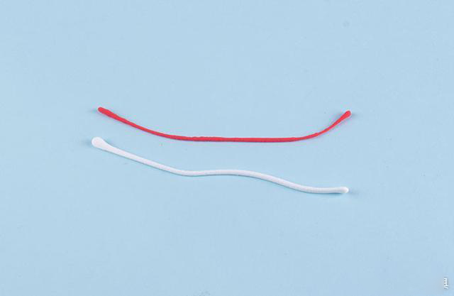 步骤7：然后把大红色和白色粘土揉成细条。