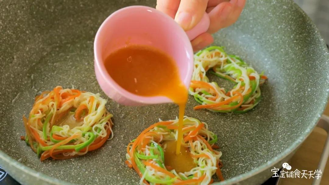 开最小火，中间倒入蛋液