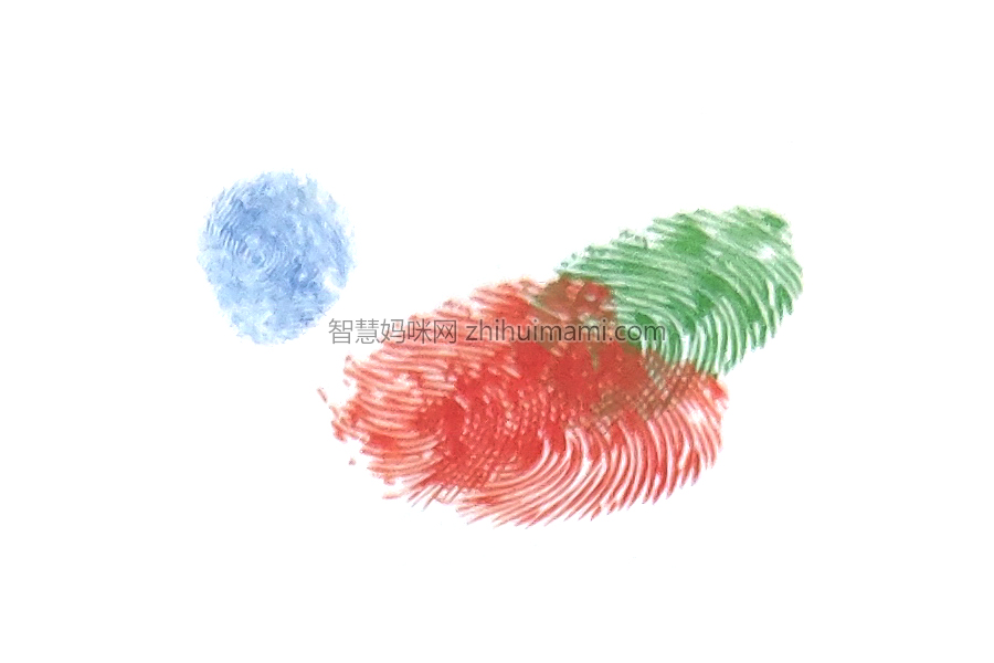 步骤2：伸出小拇指，蘸取颜料后，按出公鸡的脑袋。