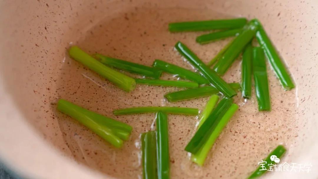 锅中放入葱段，下油炒香