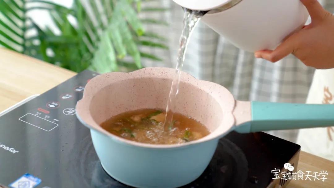 锅中加入适量的水，煮至沸腾