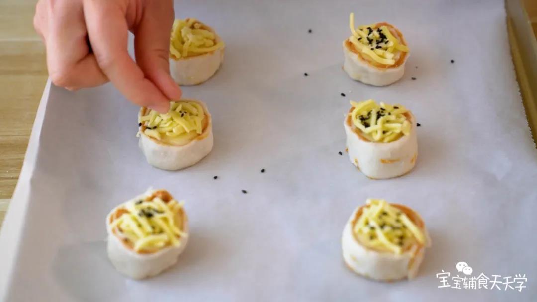 铺上奶酪碎，撒上黑芝麻