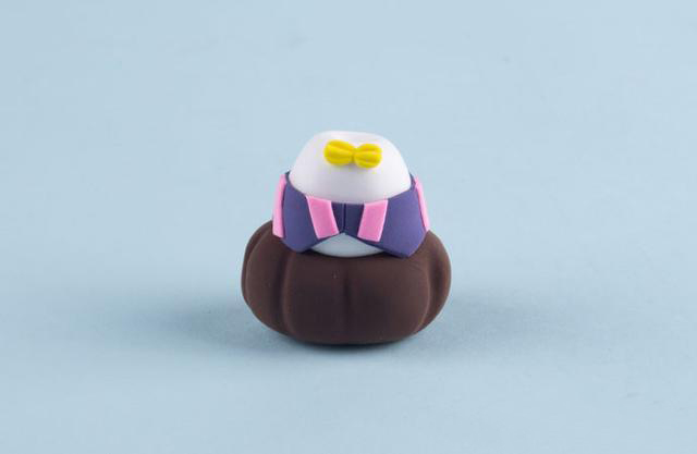 步骤12：把衣服粘好，领结粘上，身体部分就做好了。