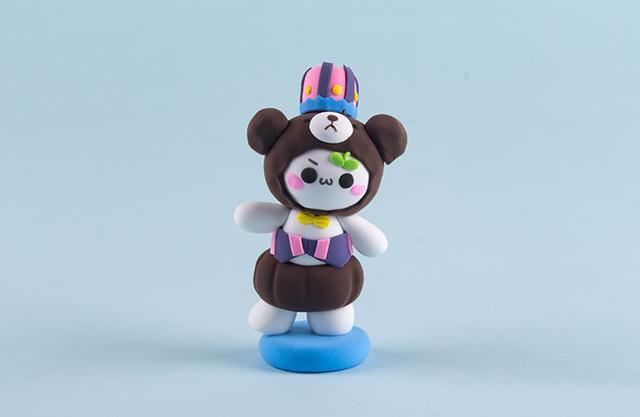 步骤14：把团子的头部和身体粘在一起，然后四肢粘好，我们的小熊团就做好了，记得加一个底座，这样才能站得住。