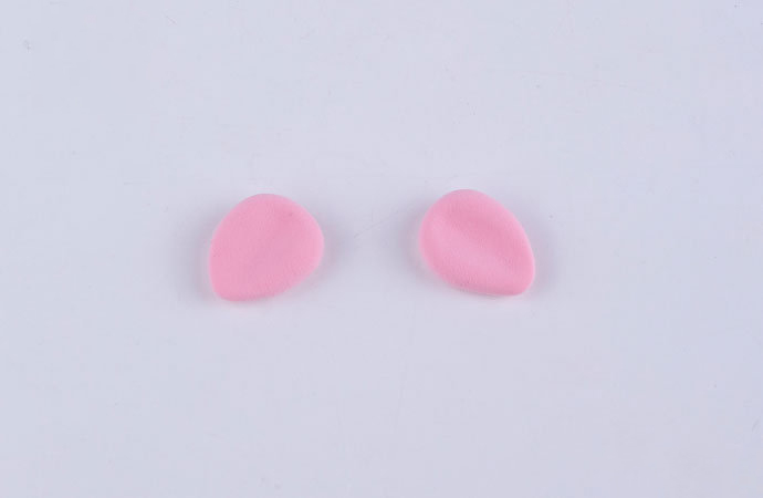 步骤4：用粉红色粘土做出两只水滴形的耳朵。