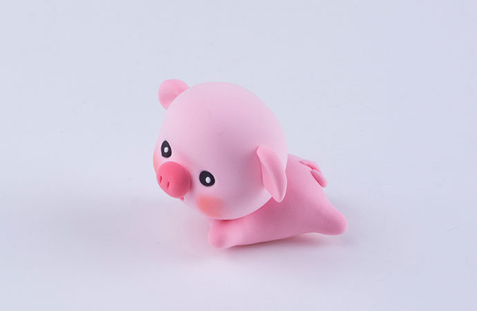 步骤8：把头部和身体粘在一起，小猪就做好啦！