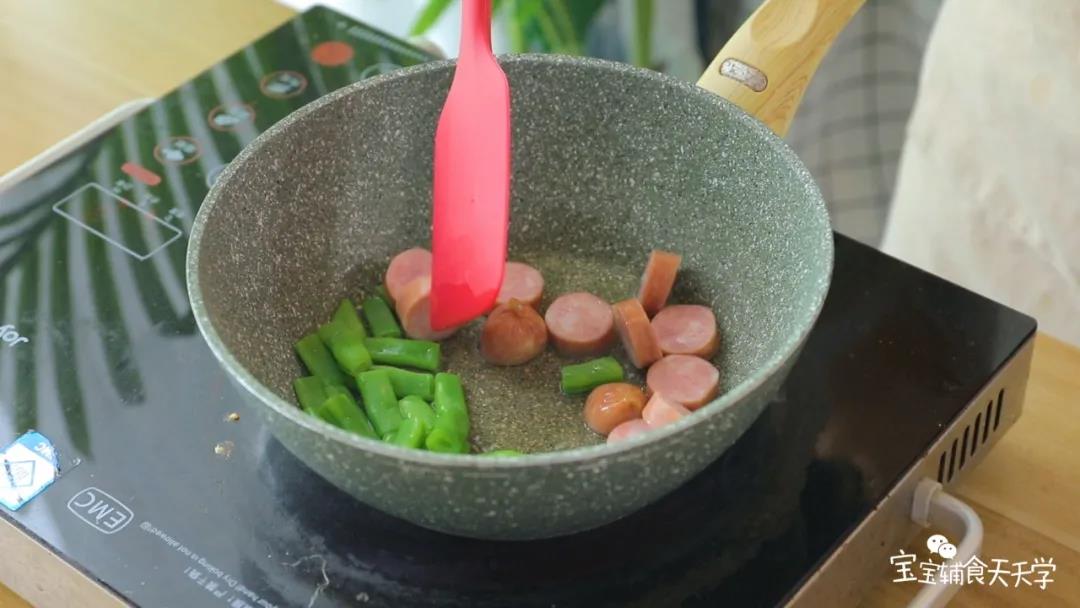 加入四季豆和儿童香肠，稍微煎制一下