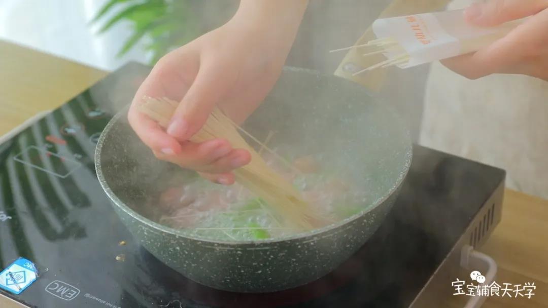 加入面条和宝宝酱油，继续焖煮至收汁