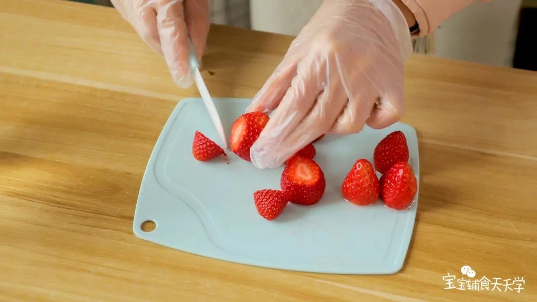 在剩余的草莓，切下尖尖的部位三分之一当帽子