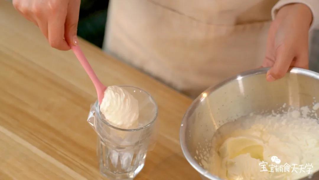 奶油加入细砂糖，中速打发至提起打蛋器呈小尖角，装入裱花袋中