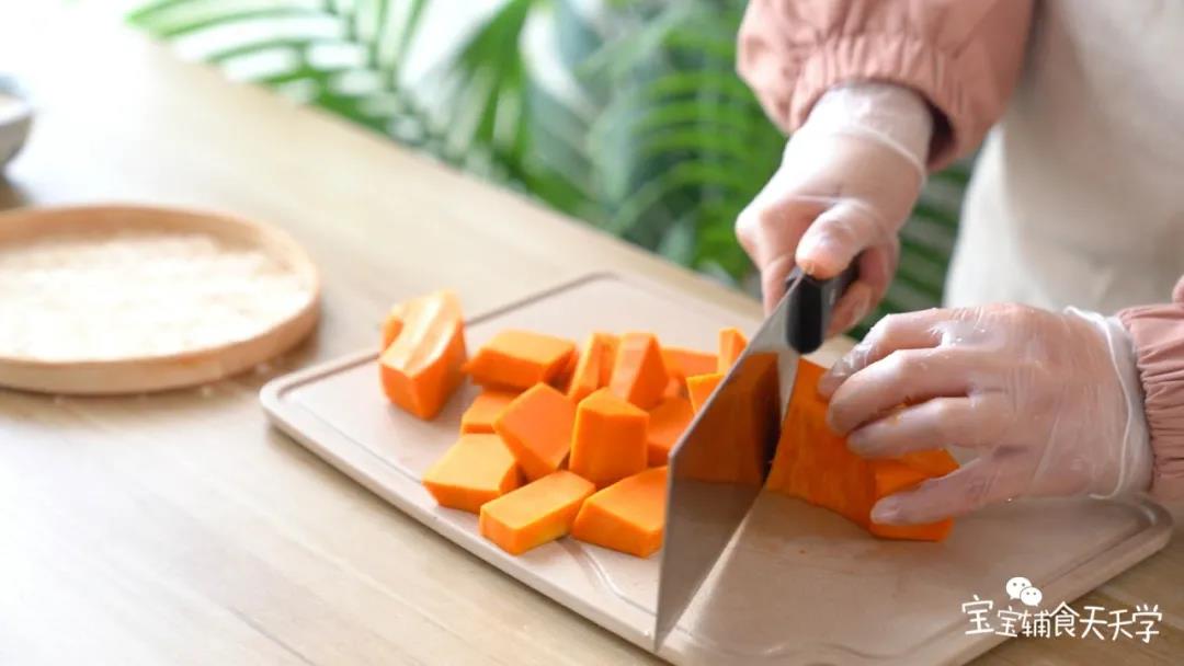 第2步：南瓜去皮切块，锅上汽后蒸15分钟