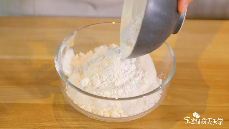 倒入面粉，翻拌均匀