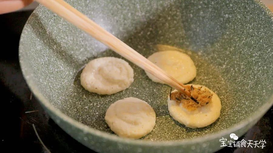 肉松放一点在每一个小饼上