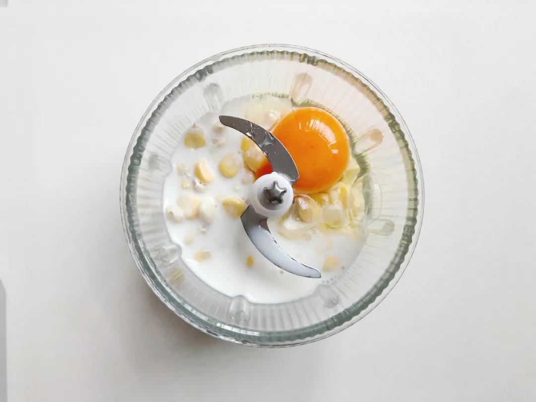 玉米粒洗净，和鸡蛋、奶一起放入料理机内搅打均匀。