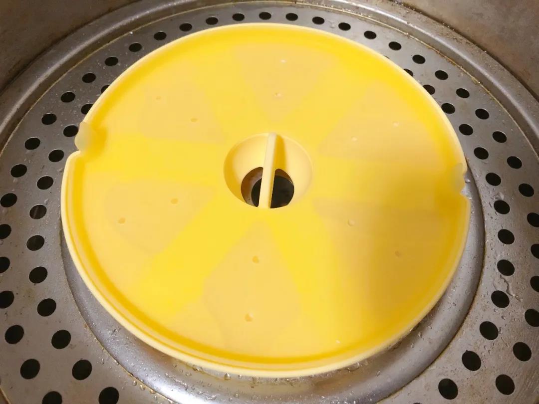 面糊均匀倒入可蒸制的模具。