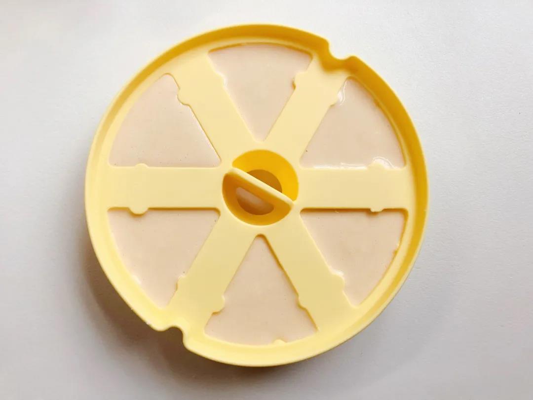 面糊均匀倒入可蒸制的模具。