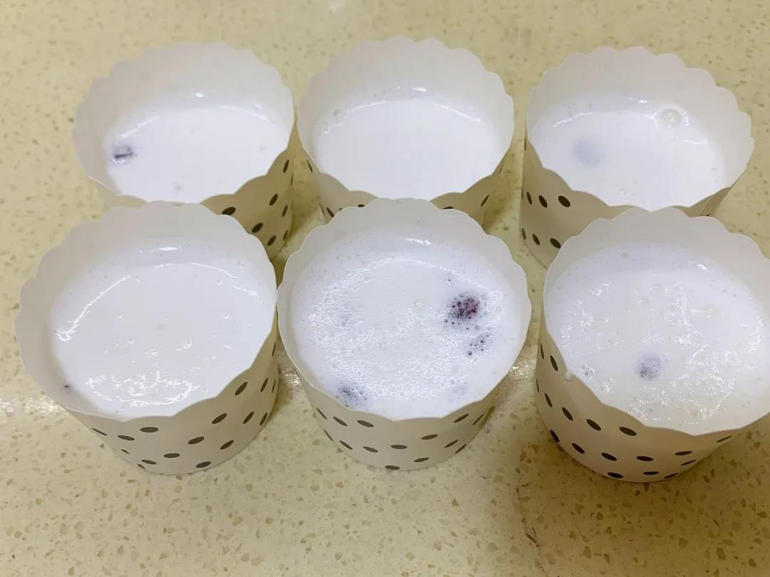 第4步：把米浆倒入模具中。