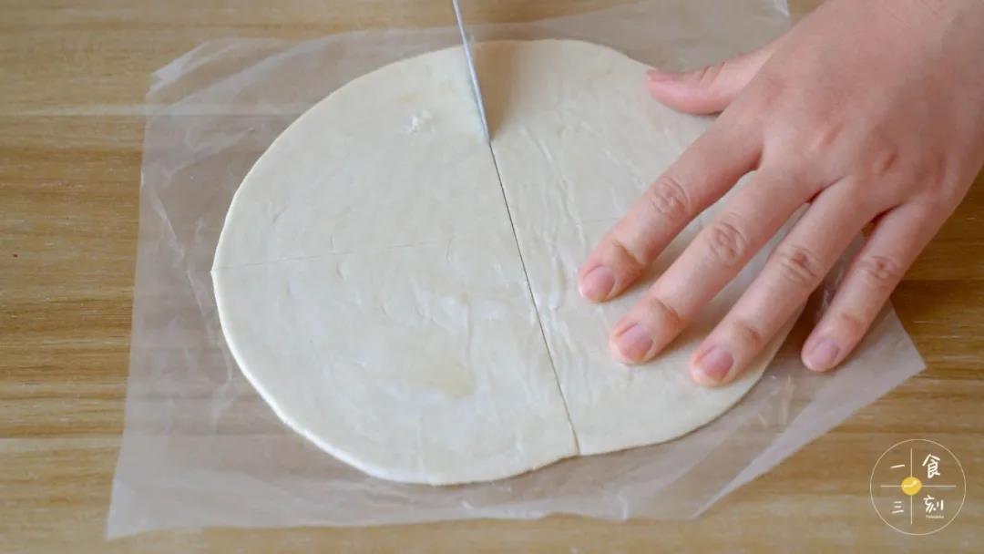 手抓饼一分为四，切成四方形