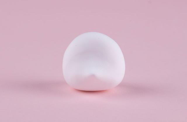 步骤1：做九尾狐，我们先做出它的头部，用白色粘土揉一个圆球，然后整理一下，做出尖尖的鼻尖