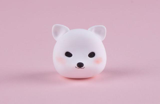 步骤3：把耳朵粘上，眼睛和鼻子粘好，再用黑色笔画出嘴巴，涂上粉红色的腮红，这样头部就做好了。