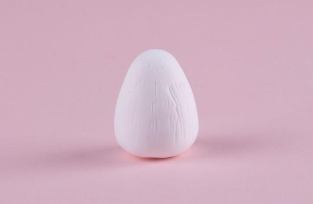 步骤4：接下来做身体，用白色粘土做一个圆锥形，上面划出一些纹路。