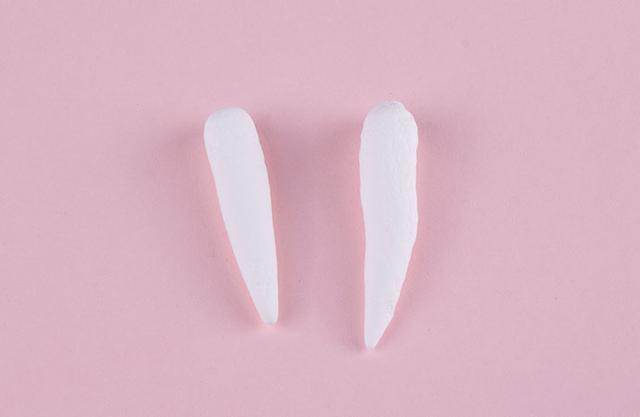 步骤6：用白色粘土揉成水滴形做为尾巴，九尾狐需要揉九个水滴形。