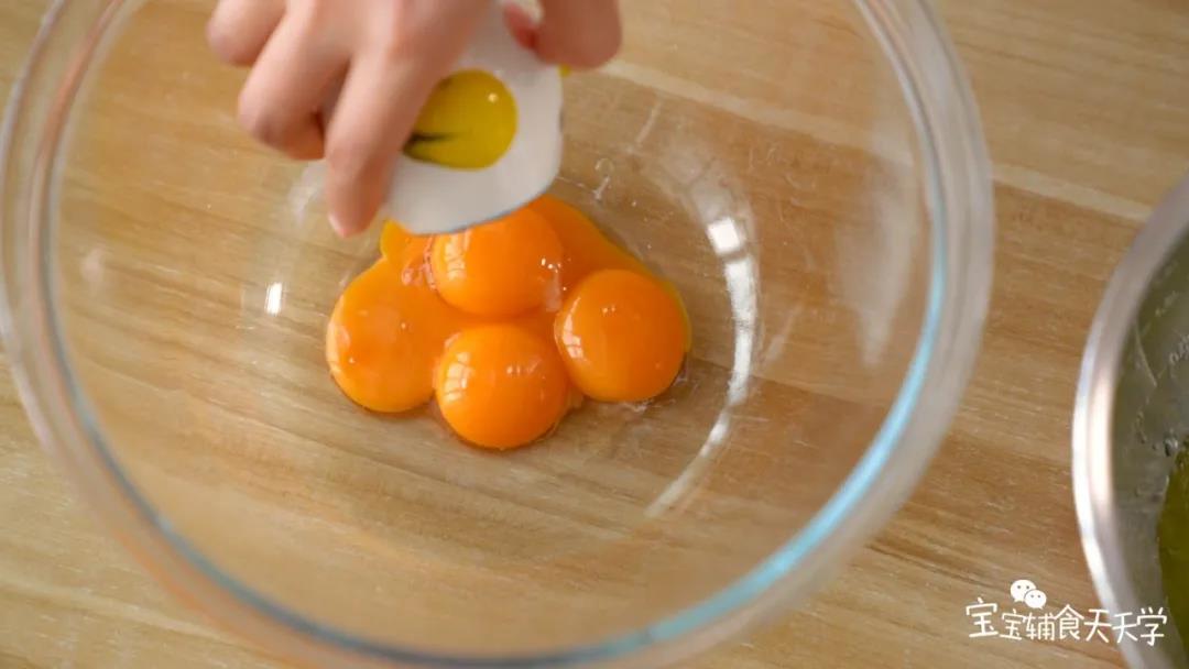 将鸡蛋的蛋黄蛋清分离，放在无油无水的碗内备用