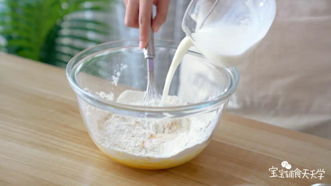 加入低筋面粉和牛奶，Z字型搅拌，直至细腻
