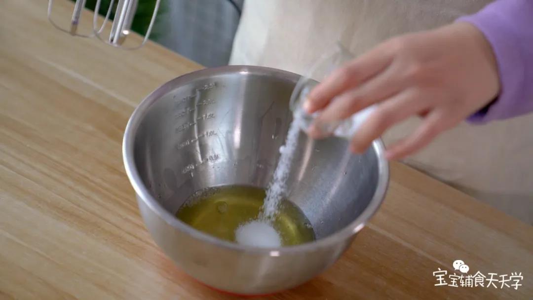 30克细砂糖分3次加入蛋清，打成蛋白霜